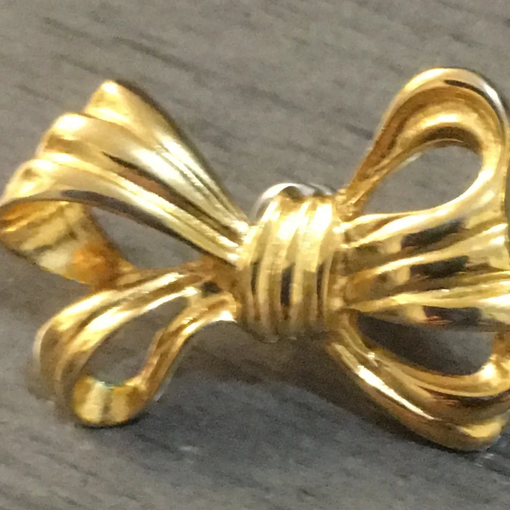 Bow golden earrings - Picture 2 of 3